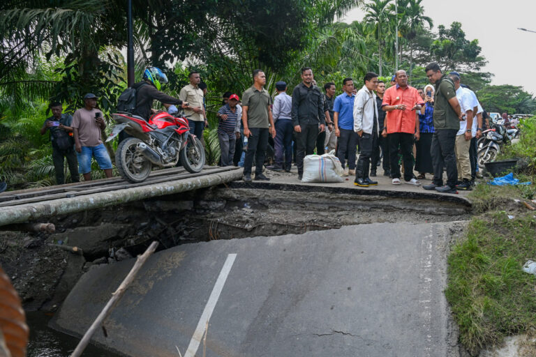 Gubsu-tinjau-jalan-putus-di-Langkat-3-1.jpg-2048x1366
