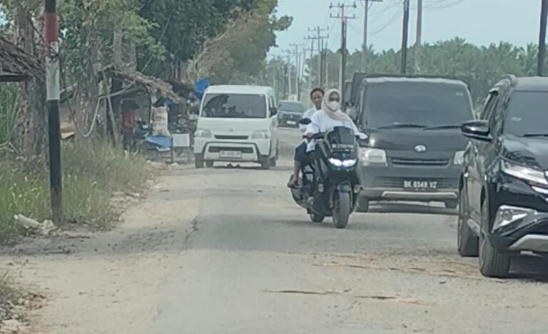 JALAN RUSAK - Suasana masyarakat