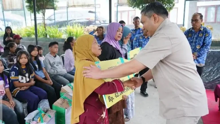 Bupati-serahkan-bantuan-anak-dan-Perlinsos