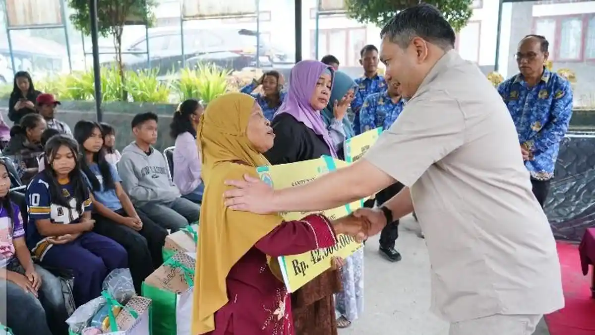 Tingkatkan Kesejahteraan Masyarakat, Bupati Pakpak Bharat Salurkan Bantuan Atensi Anak dan Santunan Tenaga Kerja