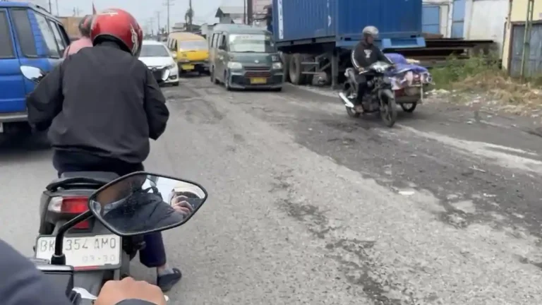 Kondisi-aspal-jalan-Marelan-Raya-di-Pasar-8