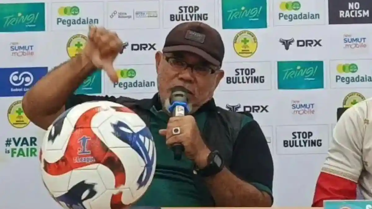 Tensi Tinggi di Stadion Utama Sumut, Pelatih Sriwijaya FC Minta Maaf Usai Gestur “Jempol Ke Bawah” Picu Amarah Suporter PSMS