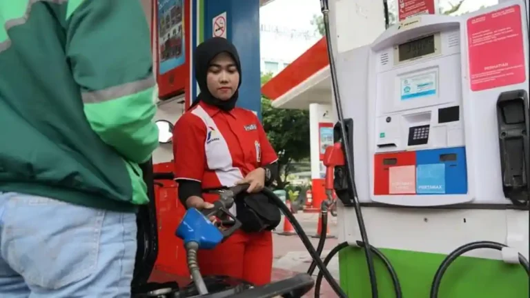PetugasmelayanipengisianbahanbakarminyakBBM11