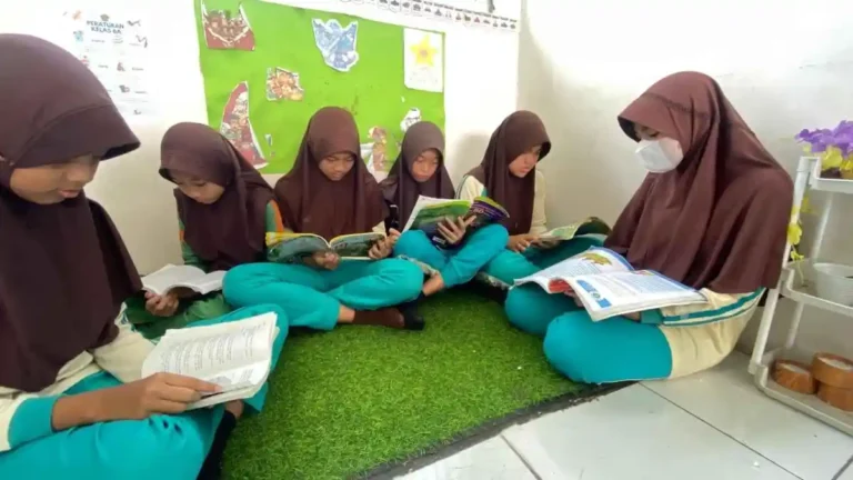 RUANG-LITERASI-Siswa-kelas-VI-A-MIN-1-Dairi