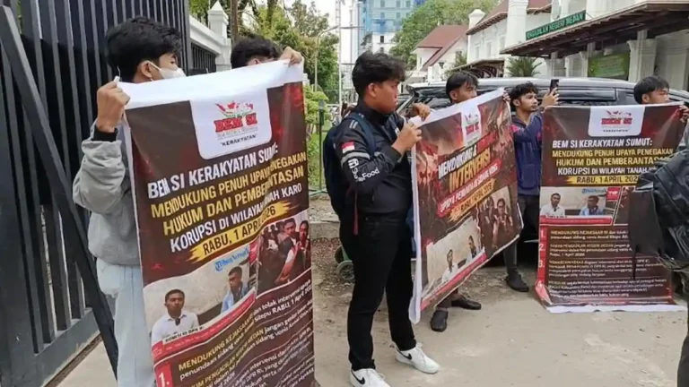 SejumlahmahasiswaberunjukrasadidepanPengadilanNegeriMedanRabu