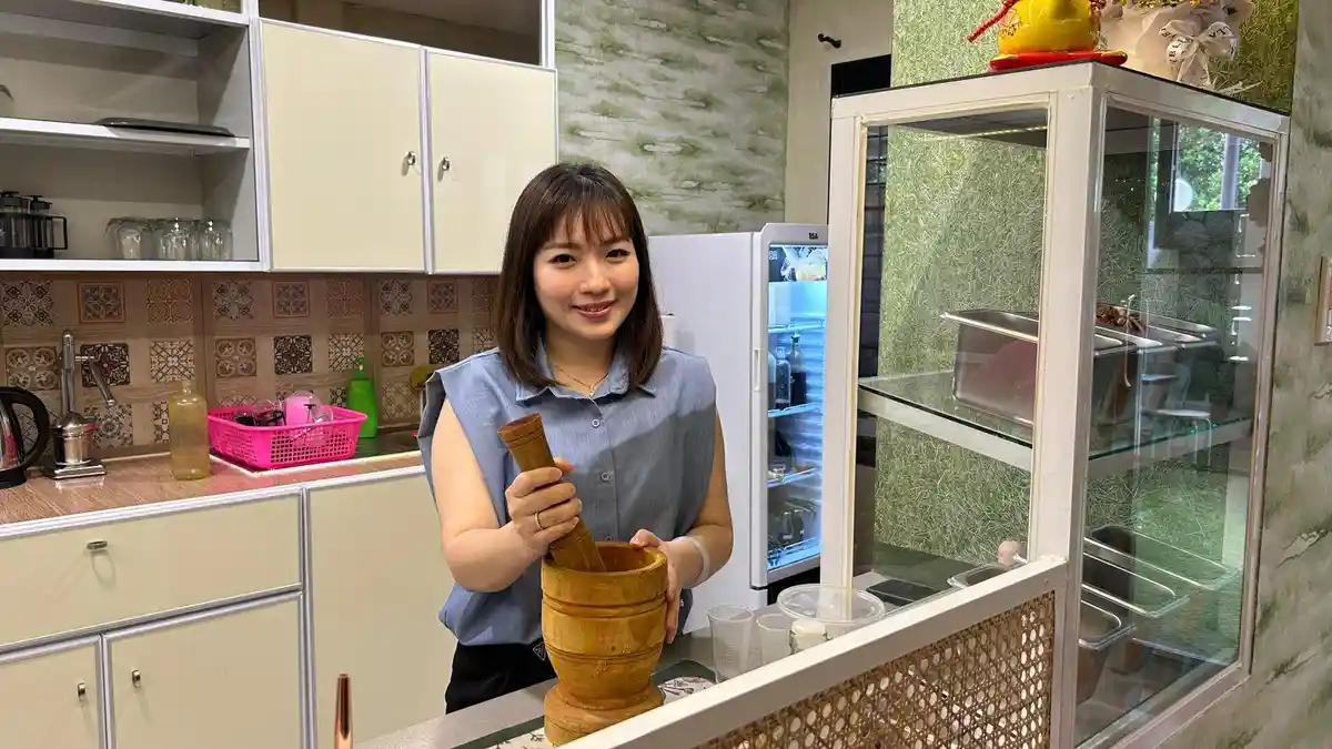 Silvya-38-pemilik-Roemah-Ny-Rose-sedang-membuat-jamu