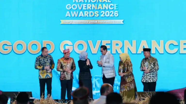 Wali-Kota-Medan-Rico-Tri-Putra-Bayu-Waas-menerima-prestasi