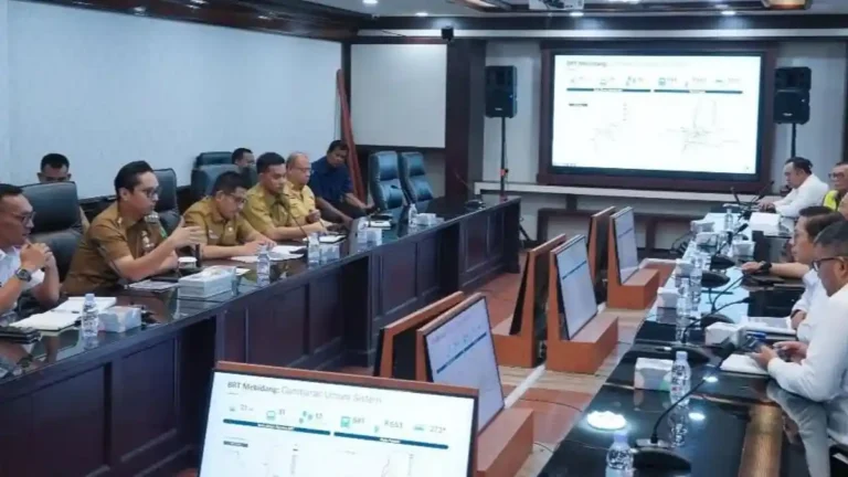 Wali-Kota-Medan-Rico-Tri-Putra-Bayu-Waas-rapat-bersama