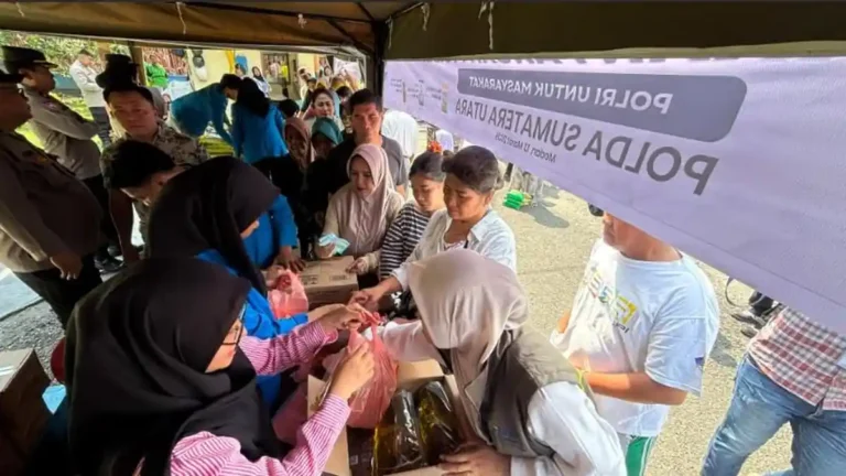 Warga-antre-dan-berburu-Minyakita-saat-pasar-murah-yang-digelar-menjelang-Lebaran-lalu111