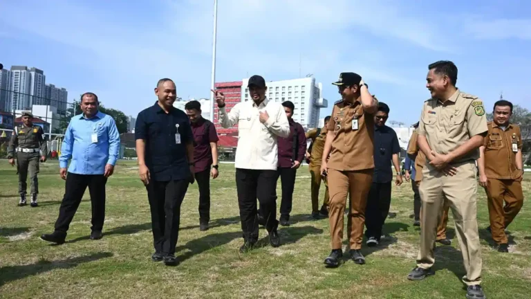 meninjau-Lapangan-Kebun-Bunga