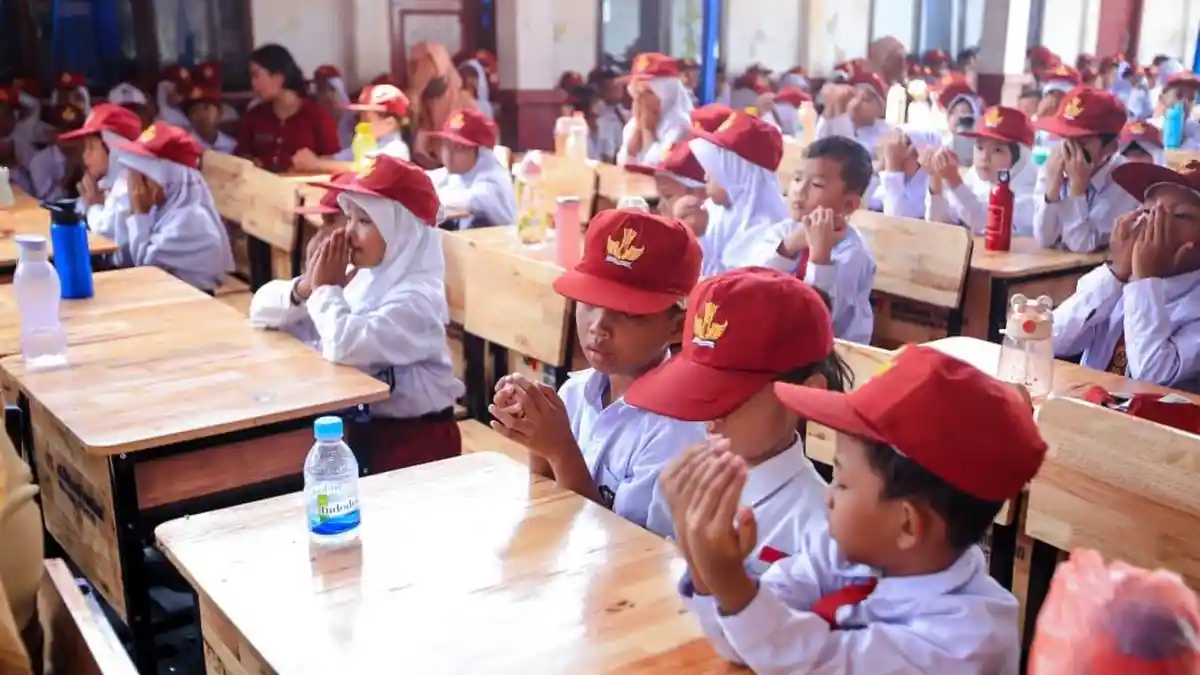 Bantuan-100-unit-meja-dan-kursi-belajar-baru-itu