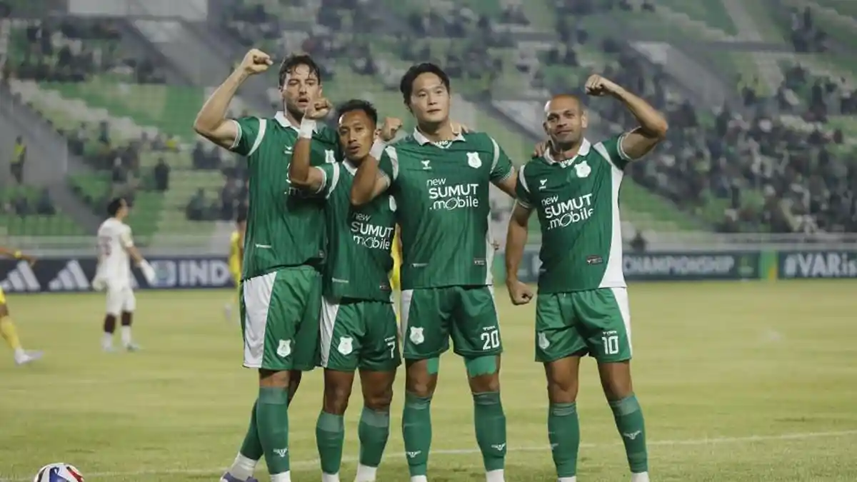 Foto-tiga-pemain-asing-PSMS-Medan-ketika-merayakan-golnya-di-Stadion-Utama-Sumatra-11