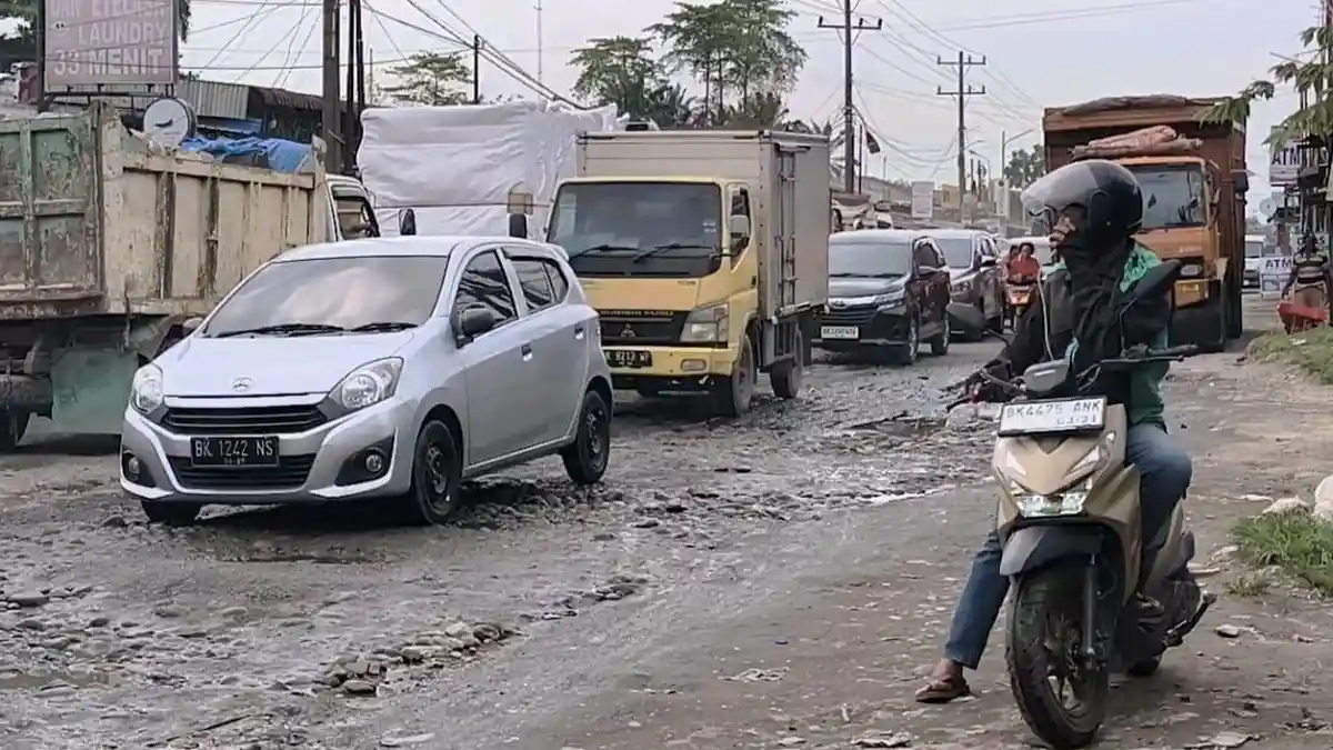 JALAN-RUSAK-Jalan-Veteran-IX-di-Desa