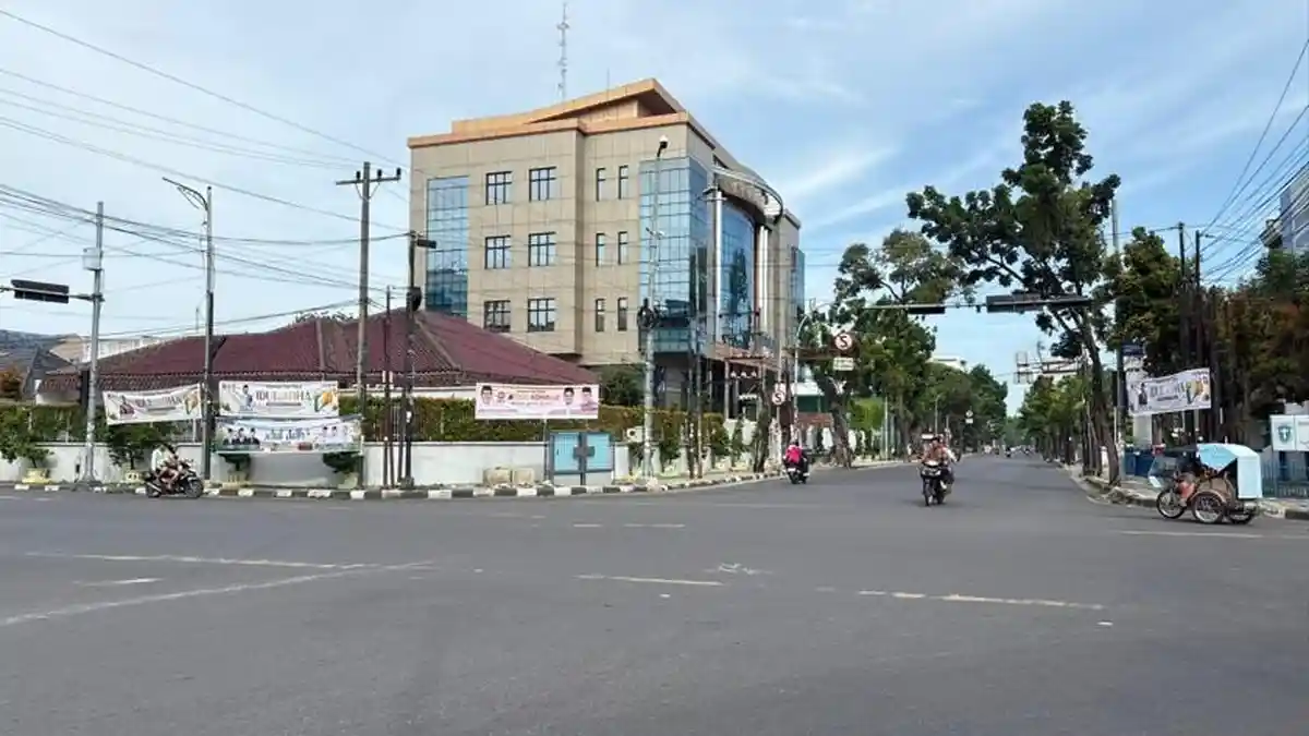 Kondisi-arus-lalu-lintas-di-simpang-Iskandar-Muda-Gajah-Mada-terlihat-lengang