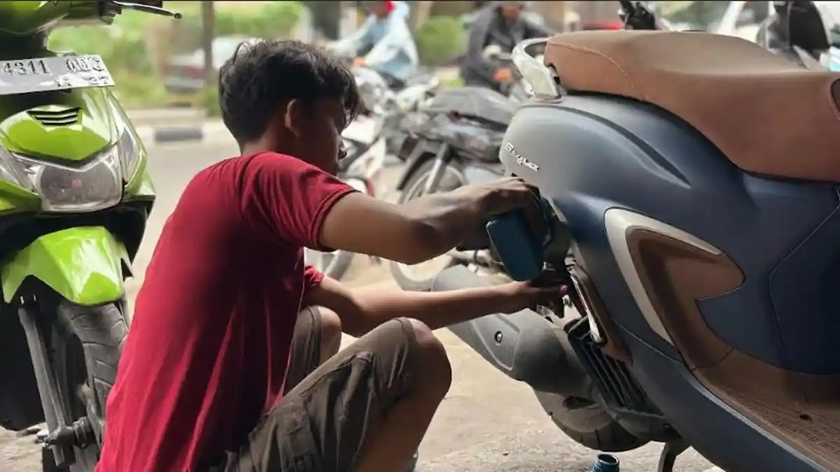 Mekanik-melakukan-penggantian-oli-sepeda-motor-di-salah-satu-bengkel-di-Jalan-Halat