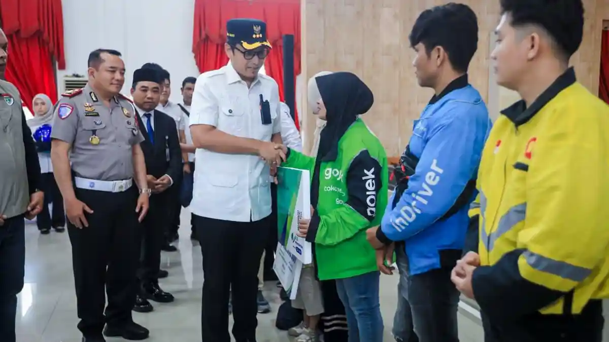 Wali-Kota-Medan-Rico-Tri-Putra-Bayu-Waas-menyerahkan-kartu