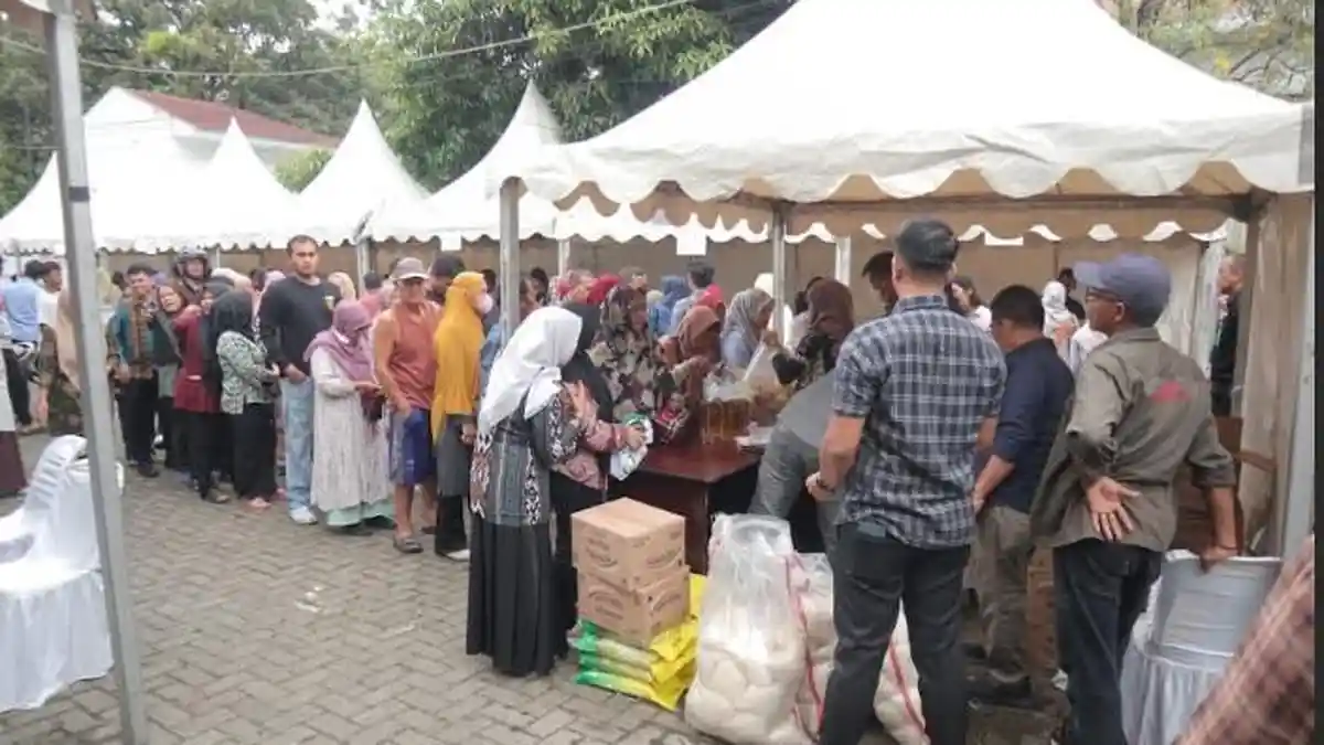 Warga-mengantre-membeli-kebutuhan-pokok-saat-pelaksanaan-pasar-murah-menjelang-Hari-1