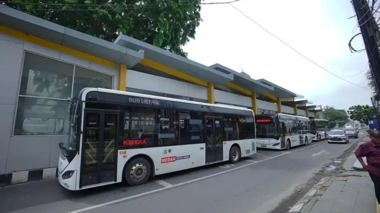Aktivitasbuslistrikpa...daminggu245diKotaMedan