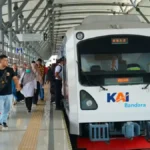 PENINGKATAN-PENUMPANG-Penumpang-turun-dari-KA