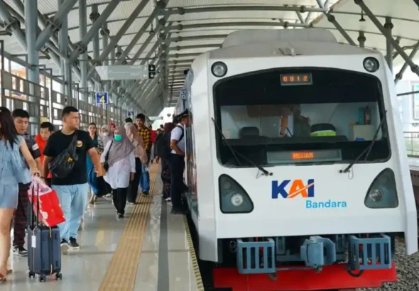 PENINGKATAN-PENUMPANG-Penumpang-turun-dari-KA