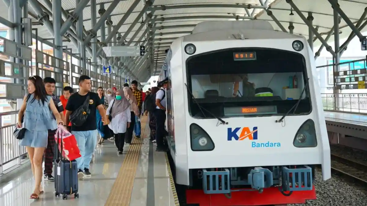 PENINGKATAN-PENUMPANG-Penumpang-turun-dari-KA
