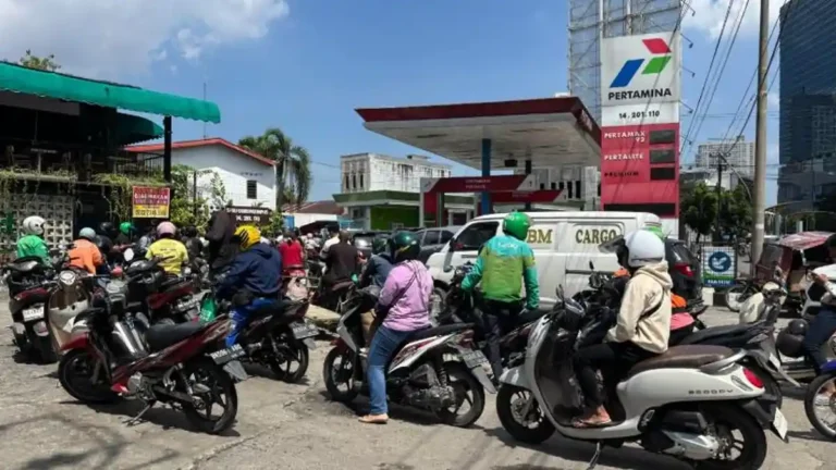 Pengendararodaduadane...panjanguntukmengisiBBM