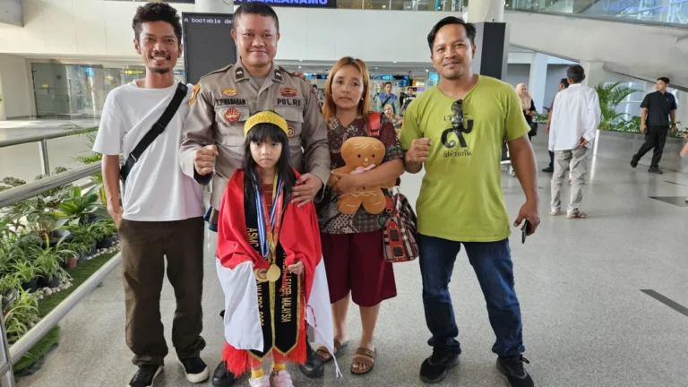 6a57a4732fe10-caroline-cicilia-nababan-tengah-siswi-meraih-medali-emas-sekaligus-predikat-top-score-pada-ajang-asmc-global-round-2026-di-malaysia_medan
