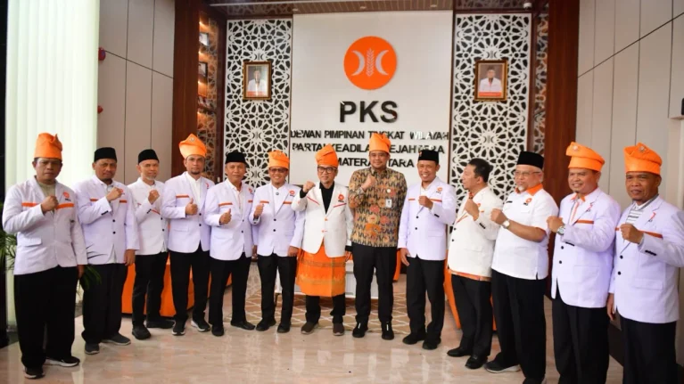 6a9417d1c1826-presiden-pks-dr-h-almuzzammil-yusuf-meresmikan-rumah-advokasi-hukum-dpw-pks-sumut_medan